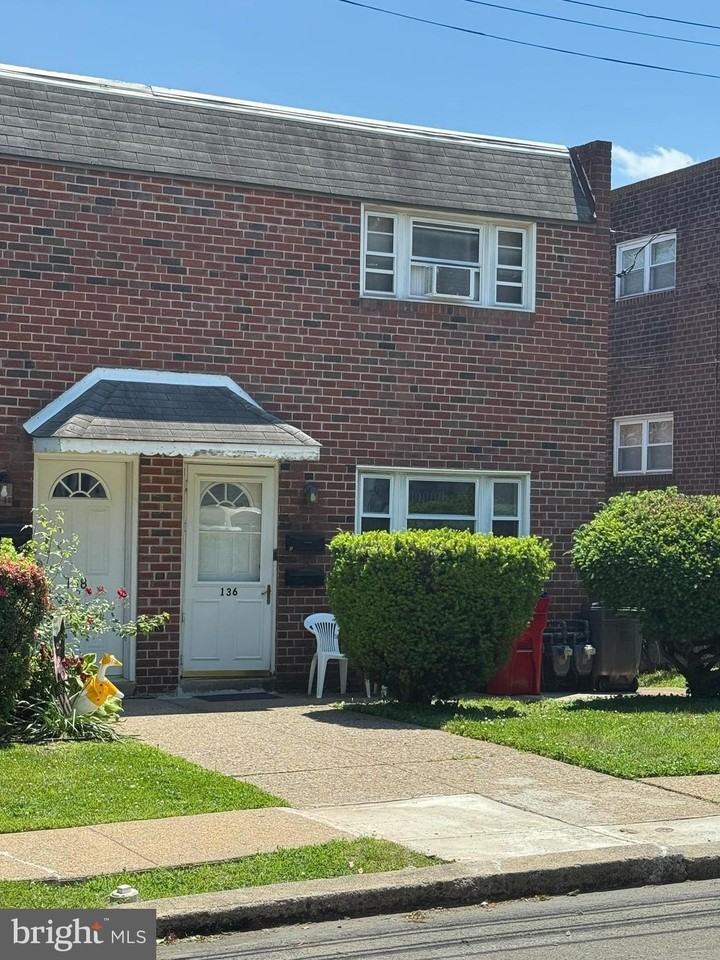136 N Sylvania Ave - Photo 2 of 16