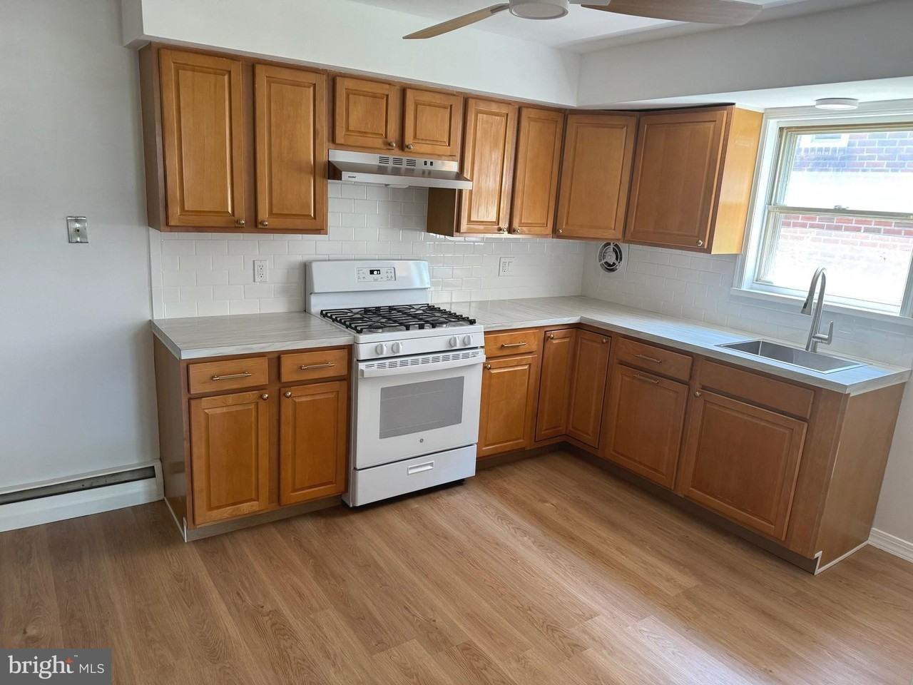 136 N Sylvania Ave - Photo 3 of 16