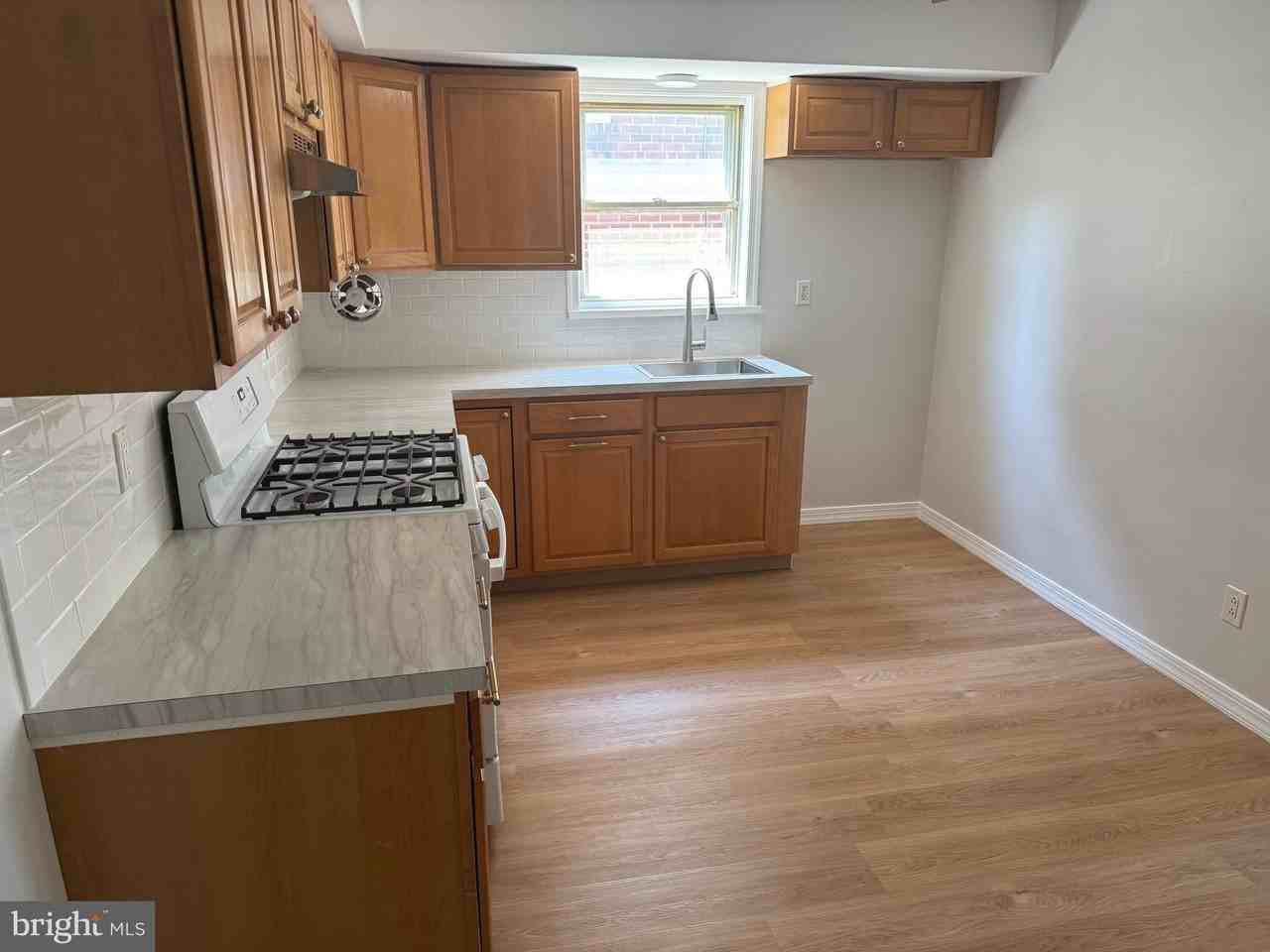 136 N Sylvania Ave - Photo 4 of 16