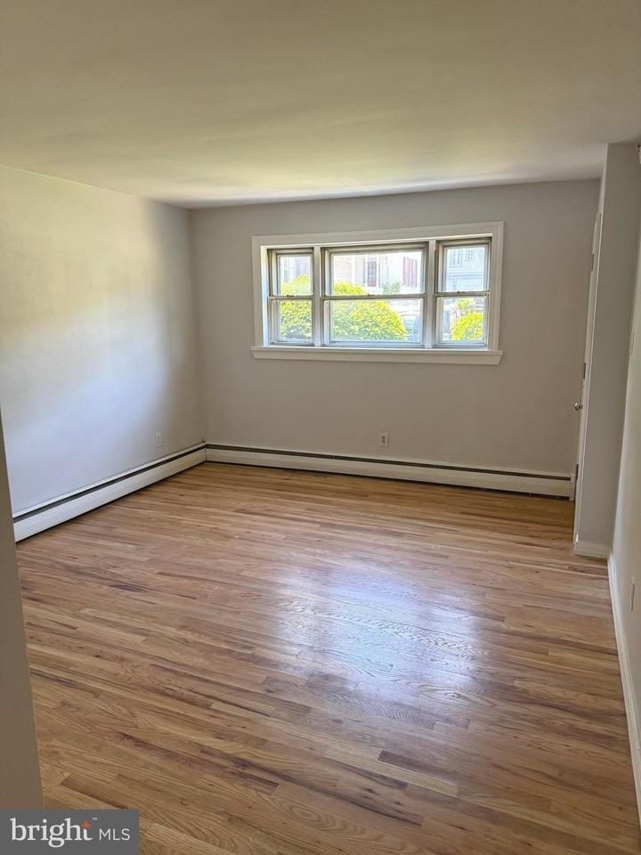 136 N Sylvania Ave - Photo 5 of 16