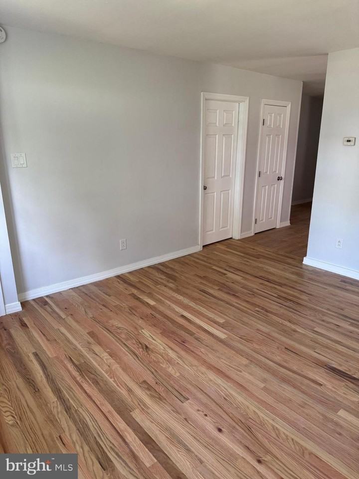 136 N Sylvania Ave - Photo 6 of 16