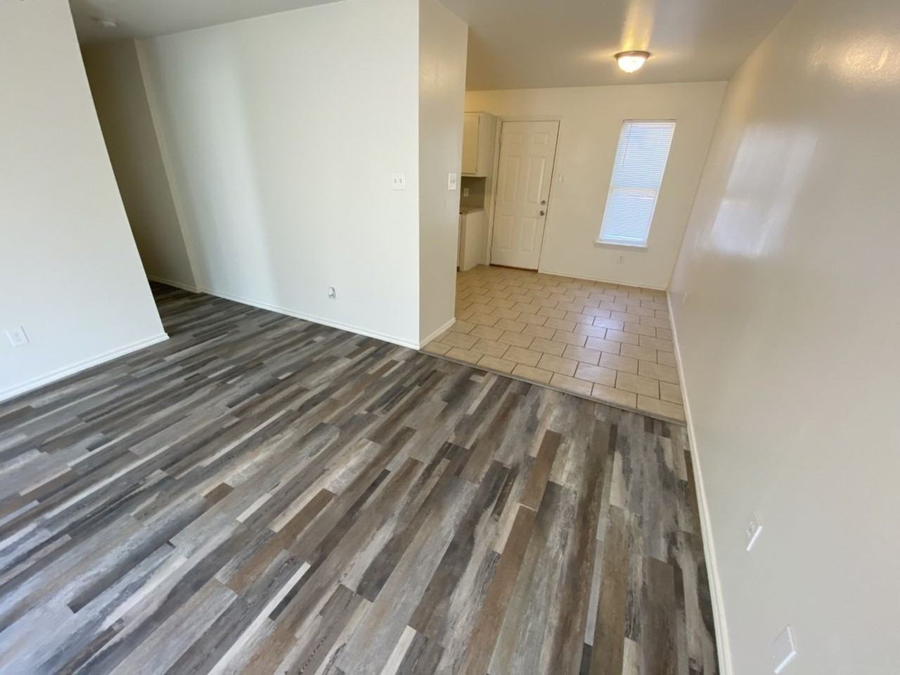 513 E Queens St - Photo 2 of 11