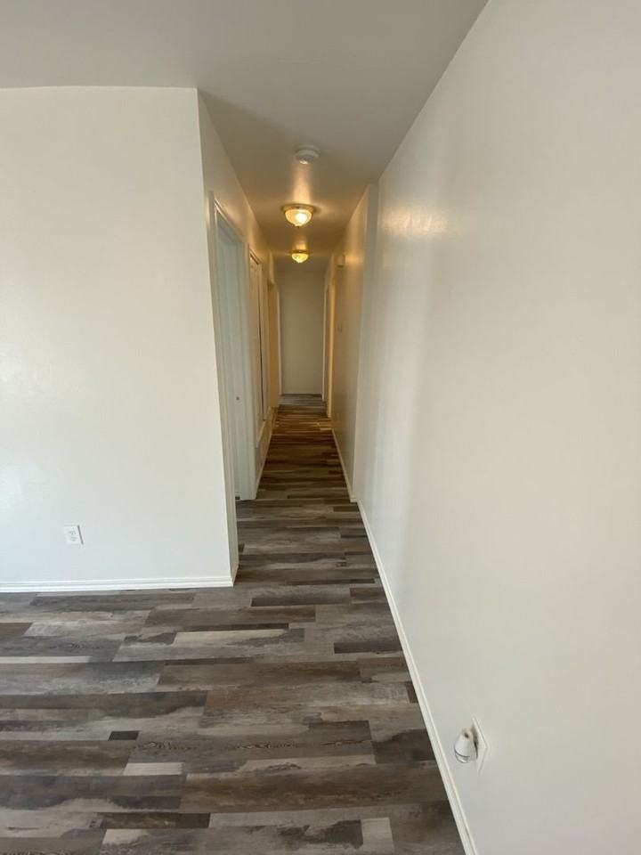 513 E Queens St - Photo 3 of 11