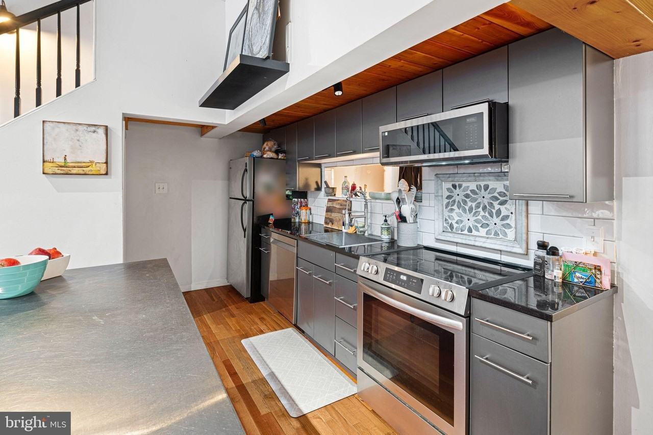 1027 Arch St #207 - Photo 6 of 18