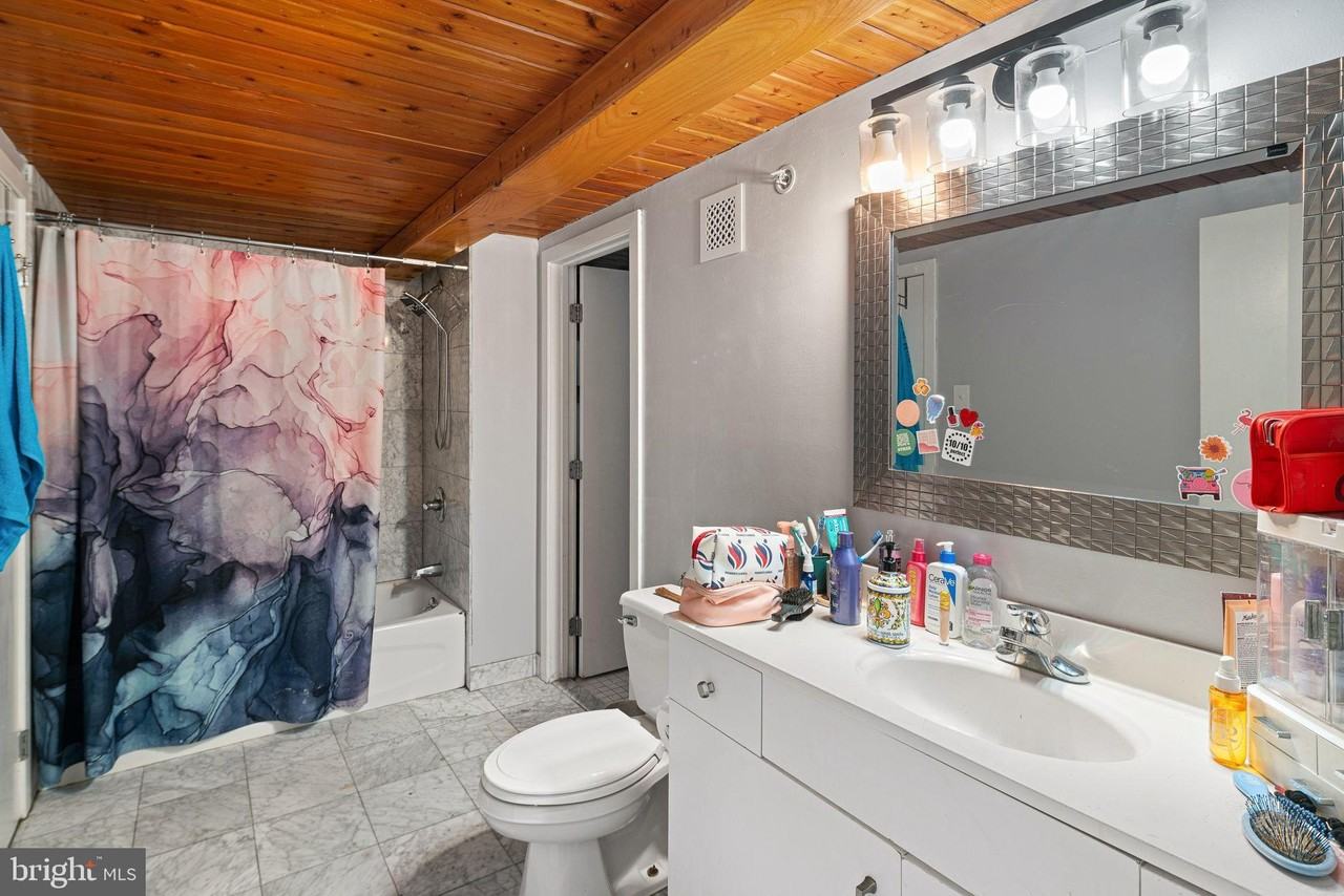 1027 Arch St #207 - Photo 7 of 18