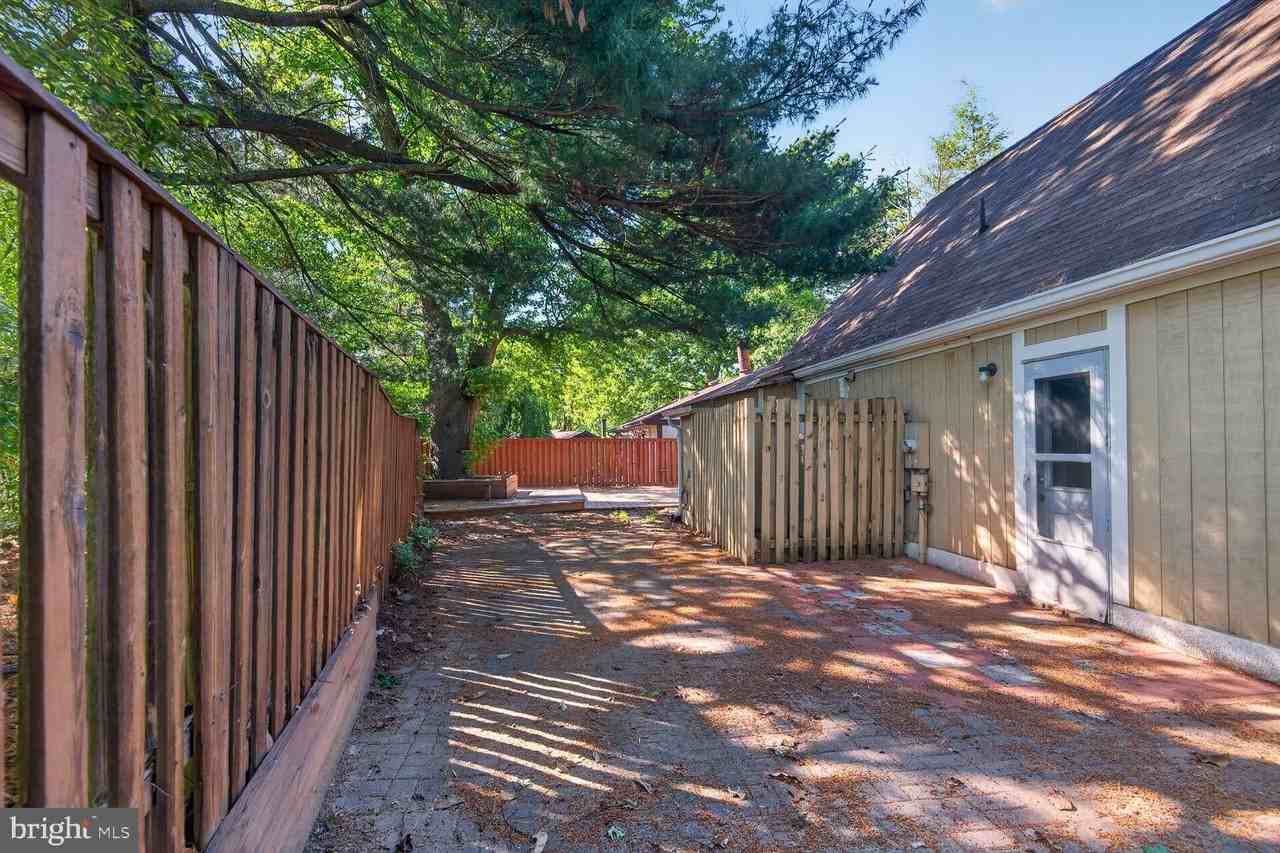 11306 Geddys Ct - Photo 5 of 32
