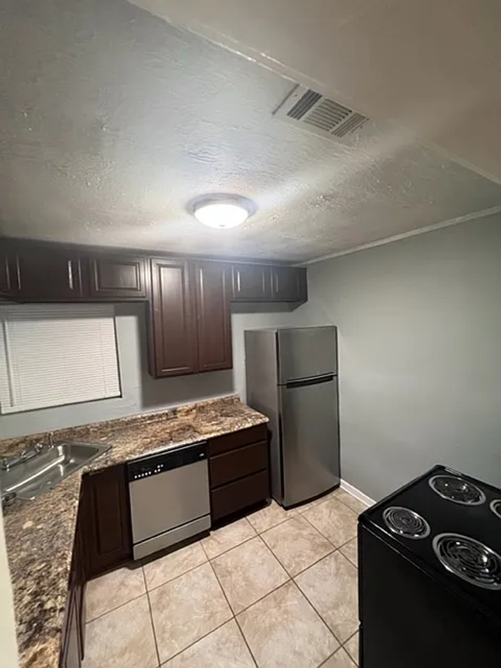 315 E Pipkin St - Photo 2 of 11