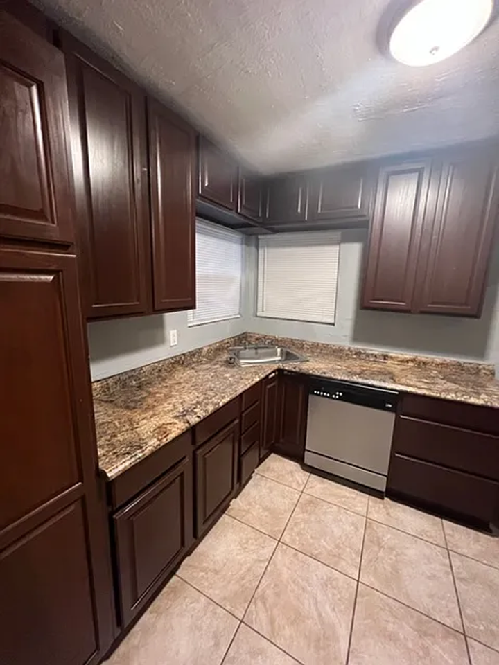 315 E Pipkin St - Photo 3 of 11
