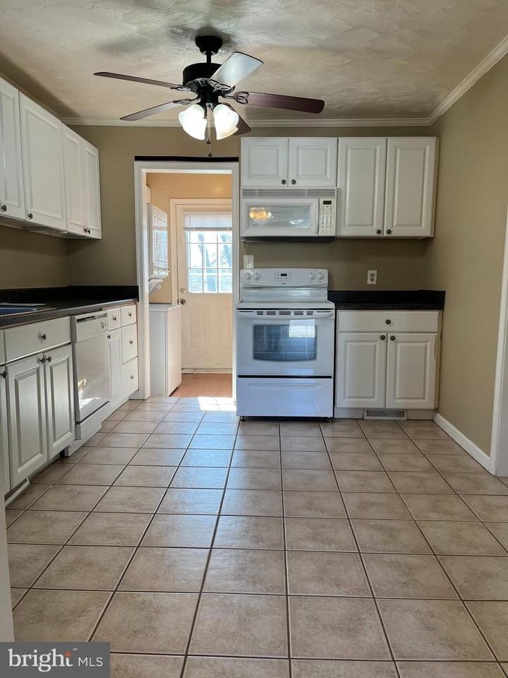 212 S George St - Photo 3 of 10