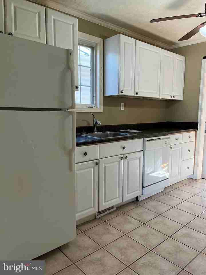 212 S George St - Photo 4 of 10