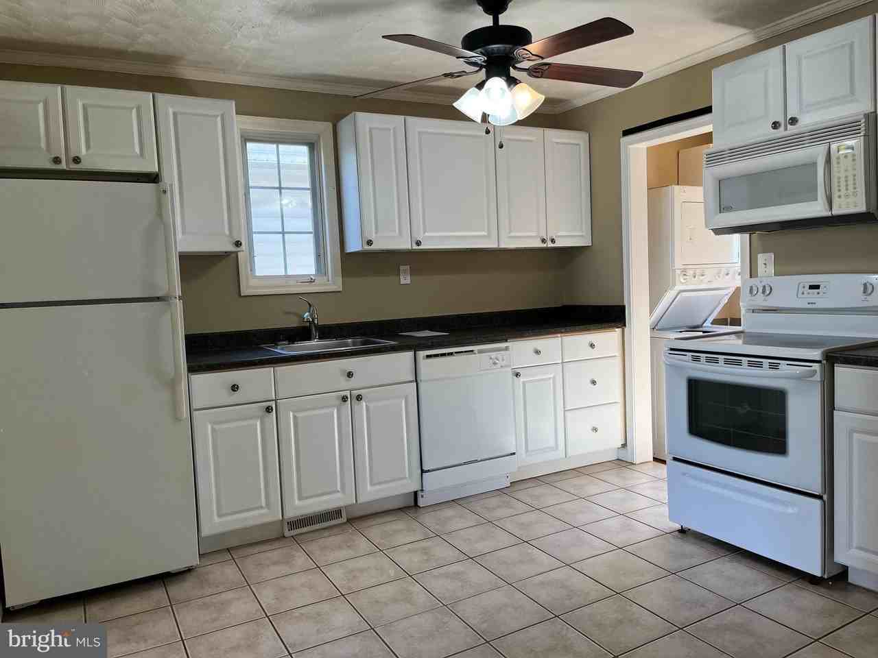 212 S George St - Photo 5 of 10