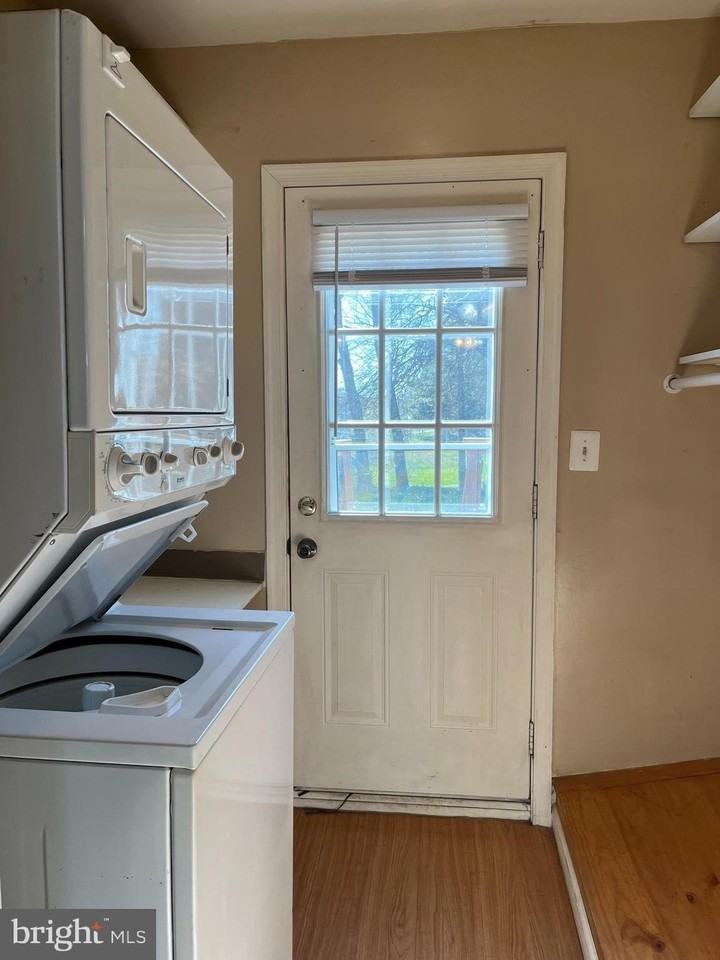 212 S George St - Photo 6 of 10
