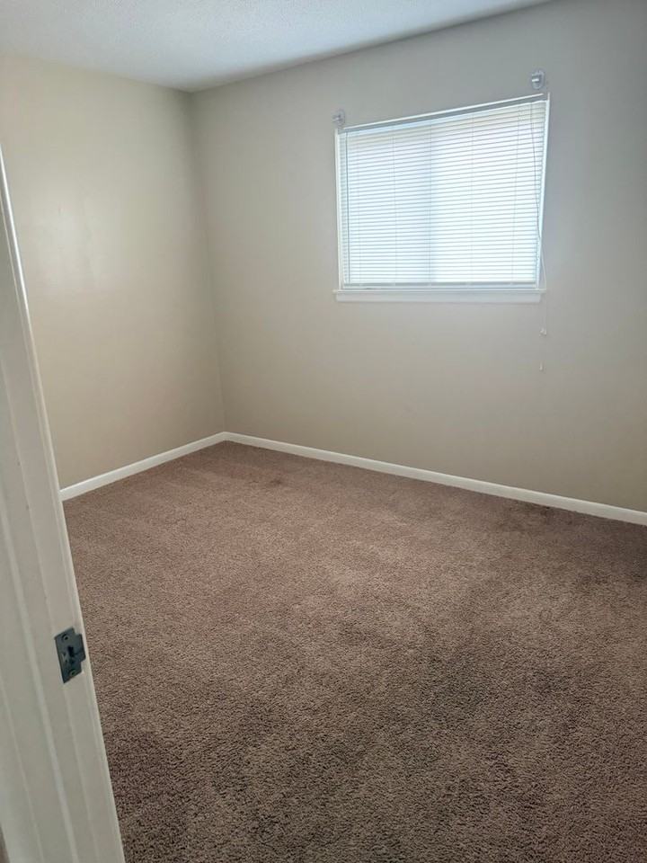 2807 Pembroke Ln - Photo 3 of 9