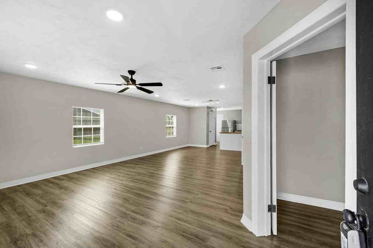 1301 Sw Tennessee Ave - Photo 2 of 9