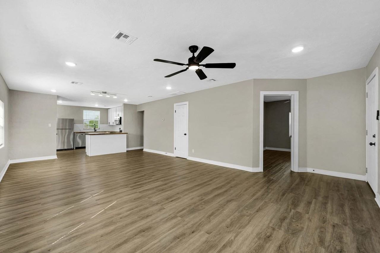 1301 Sw Tennessee Ave - Photo 3 of 9