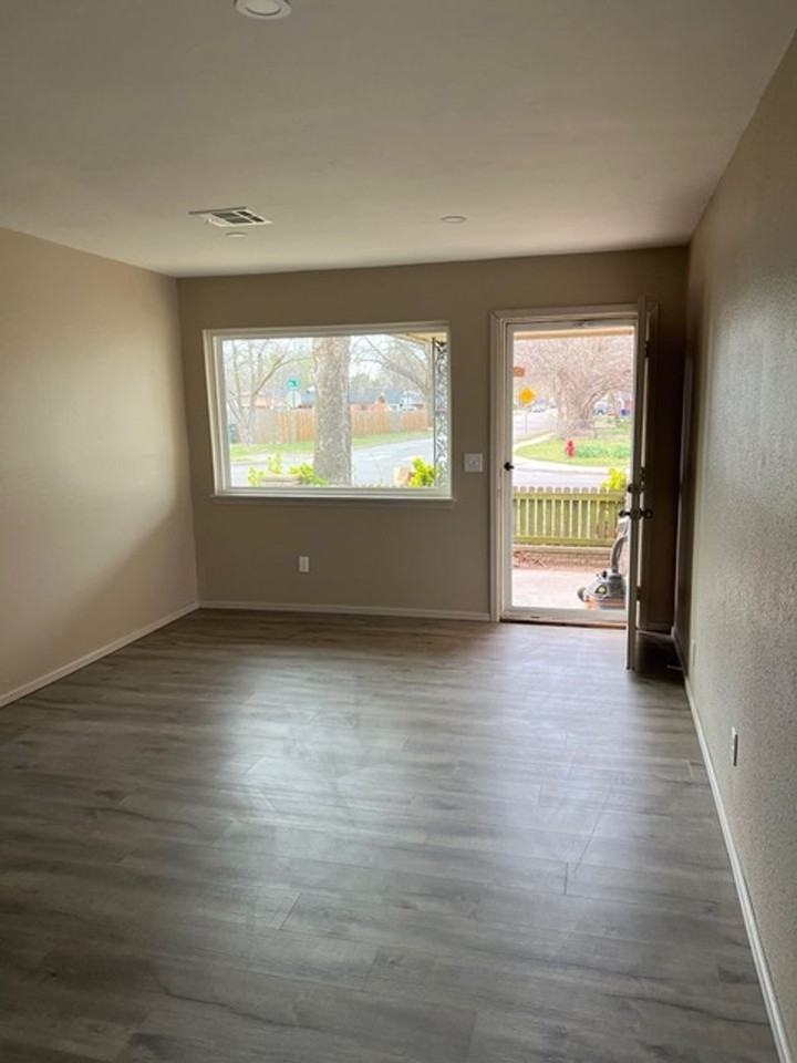 1713 Iowa St - Photo 2 of 8