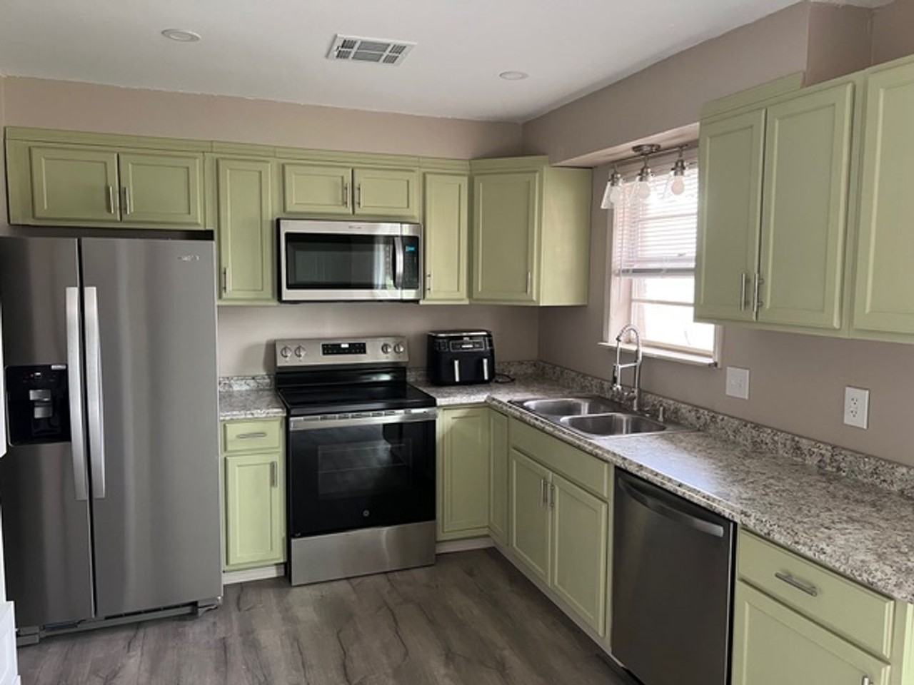 1713 Iowa St - Photo 3 of 8