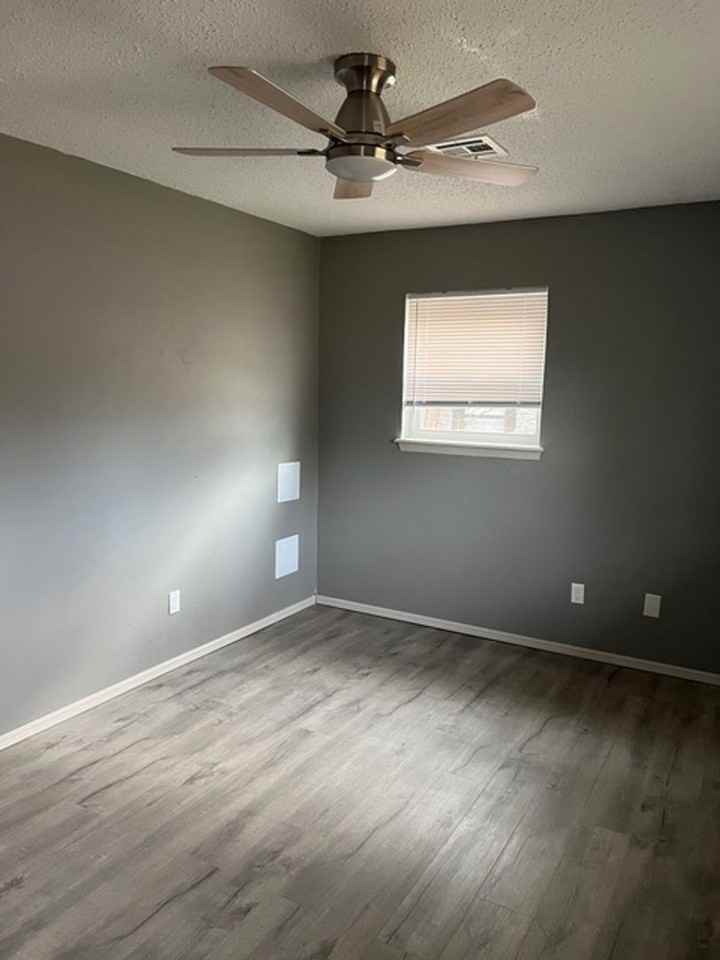 1713 Iowa St - Photo 5 of 8