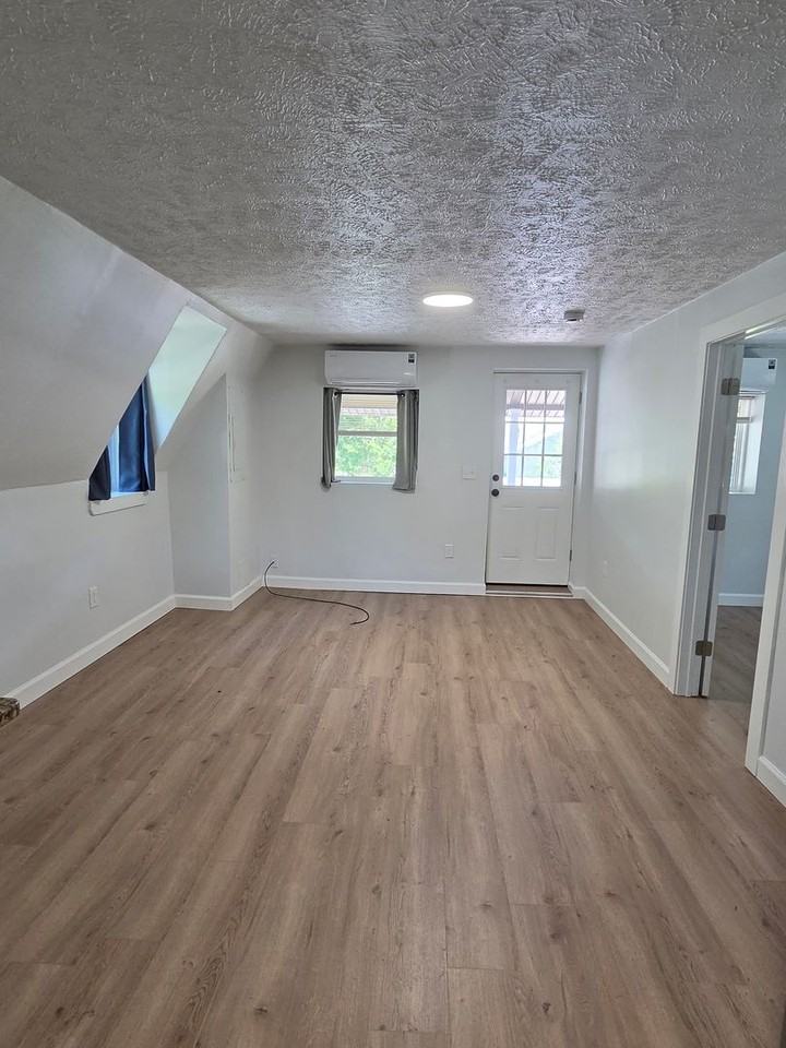 1731 8th St - Photo 2 of 8