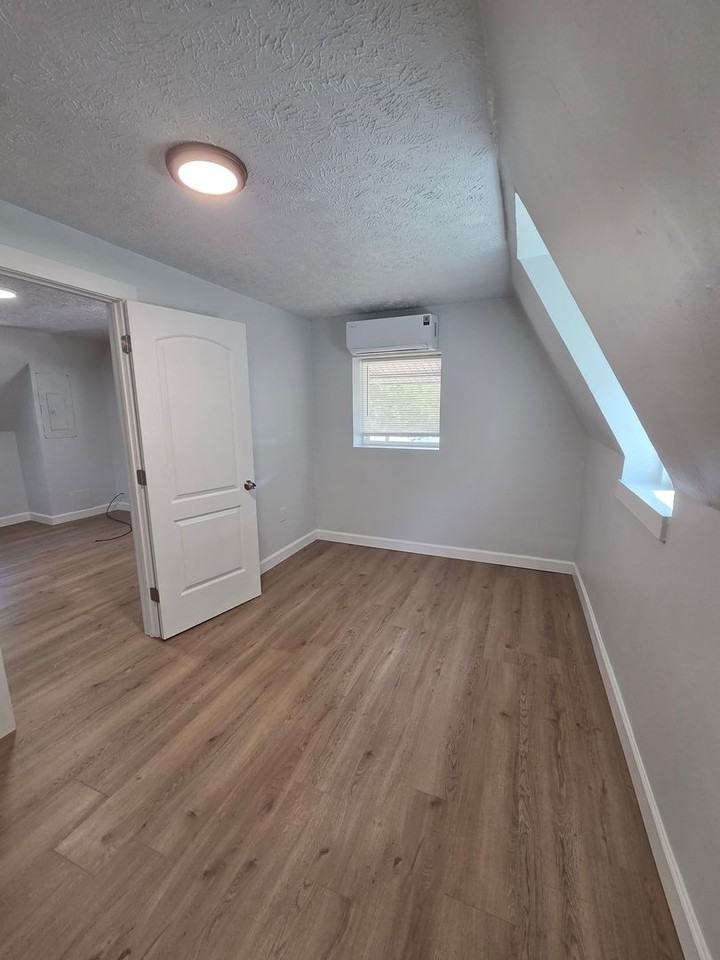 1731 8th St - Photo 5 of 8