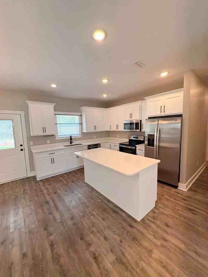 226 Loveless St - Photo 2 of 10