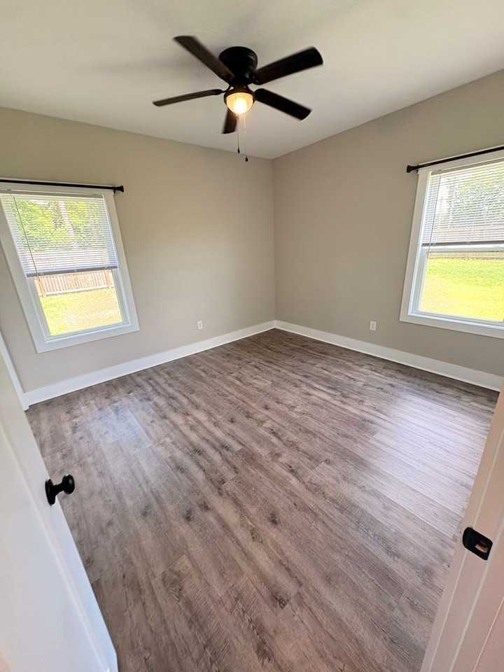 226 Loveless St - Photo 7 of 10