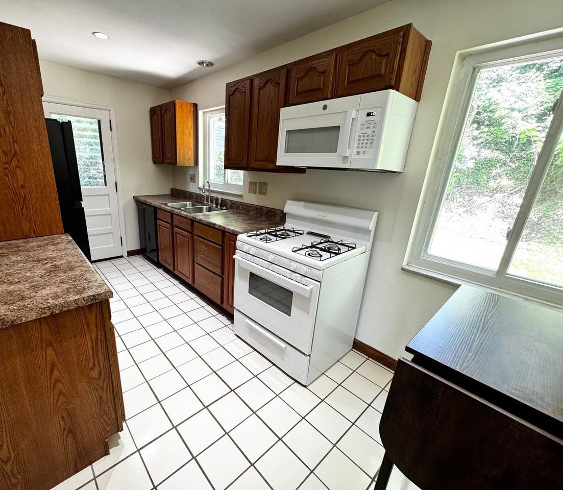 3325 Shadyway Dr - Photo 3 of 11