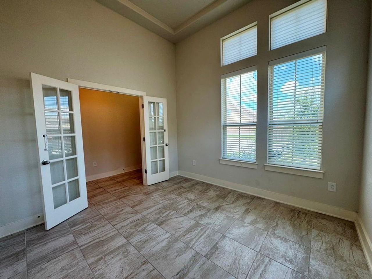 12008 Reindeer Dr - Photo 5 of 40