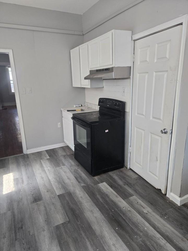1249 N Alden St - Photo 2 of 14