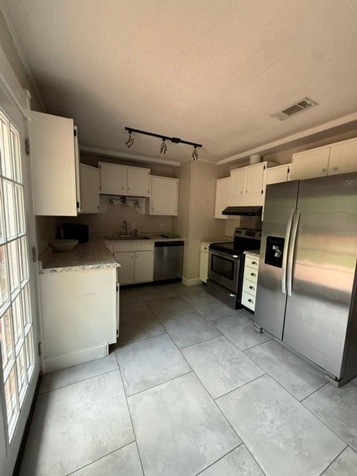 642 Lee Rd - Photo 5 of 11