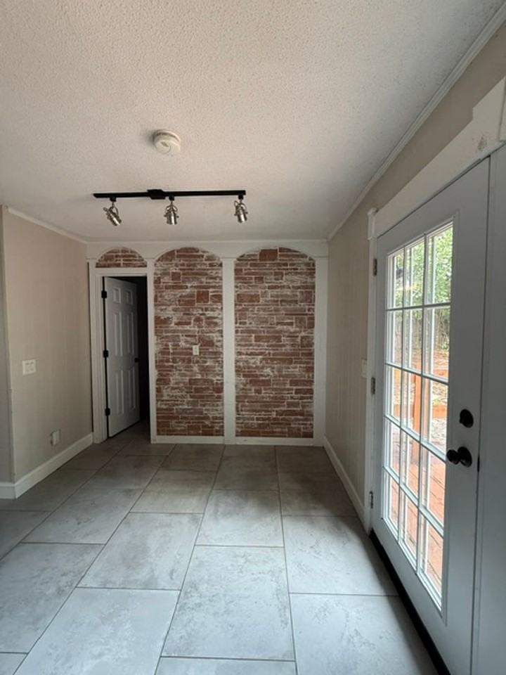 642 Lee Rd - Photo 6 of 11