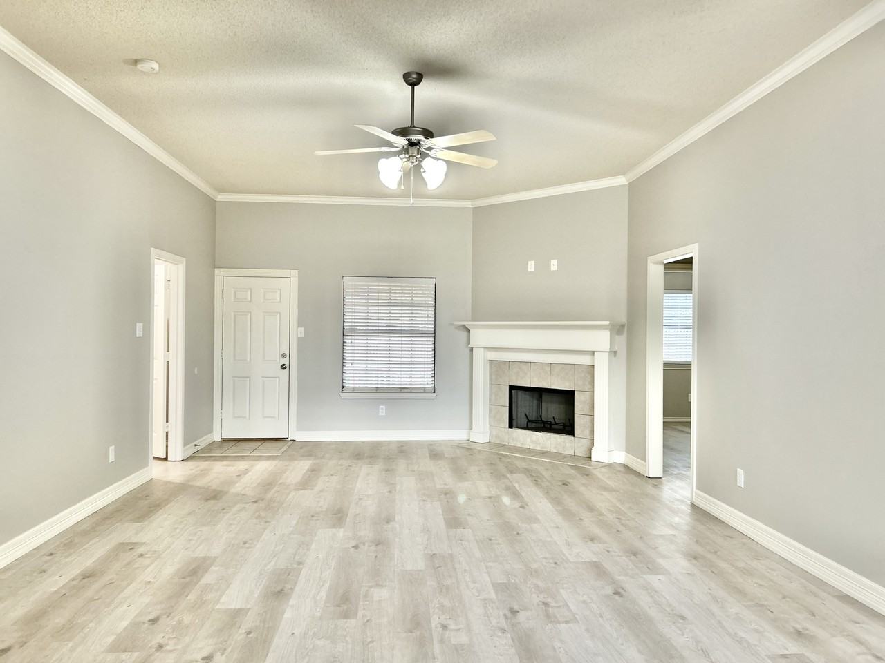 1003 Oshkosh Ave - Photo 3 of 23