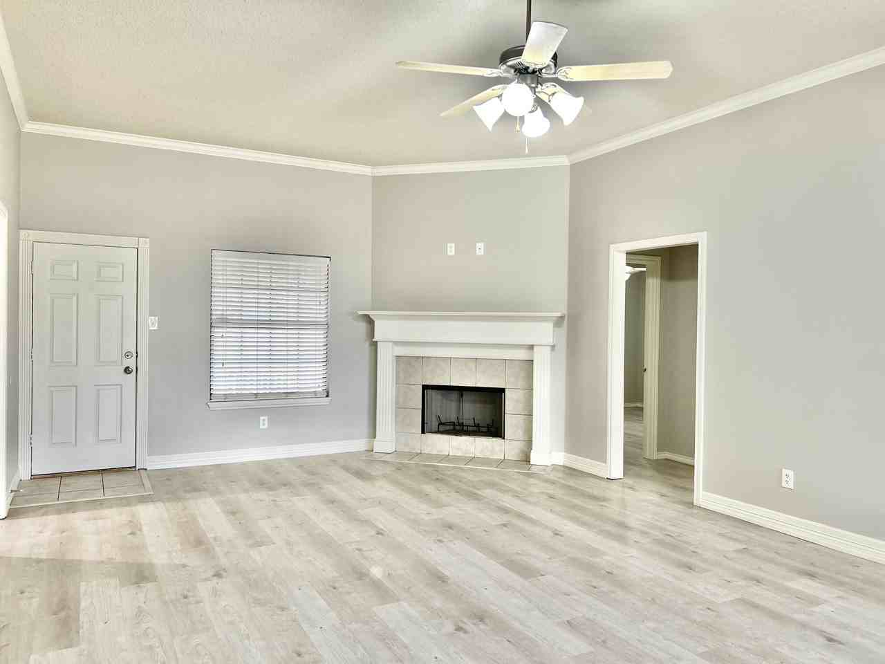 1003 Oshkosh Ave - Photo 4 of 23