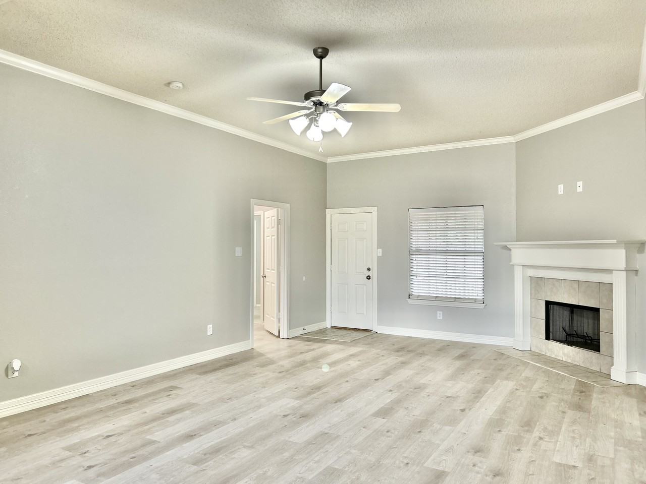 1003 Oshkosh Ave - Photo 5 of 23