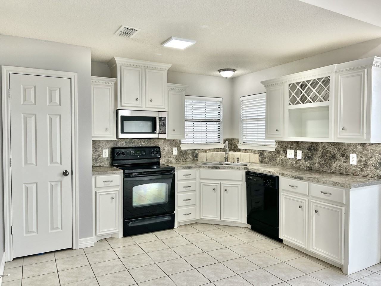 1003 Oshkosh Ave - Photo 6 of 23