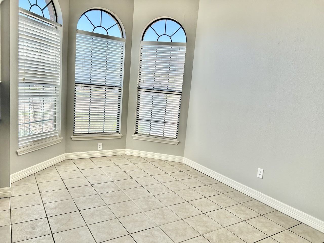 1003 Oshkosh Ave - Photo 7 of 23