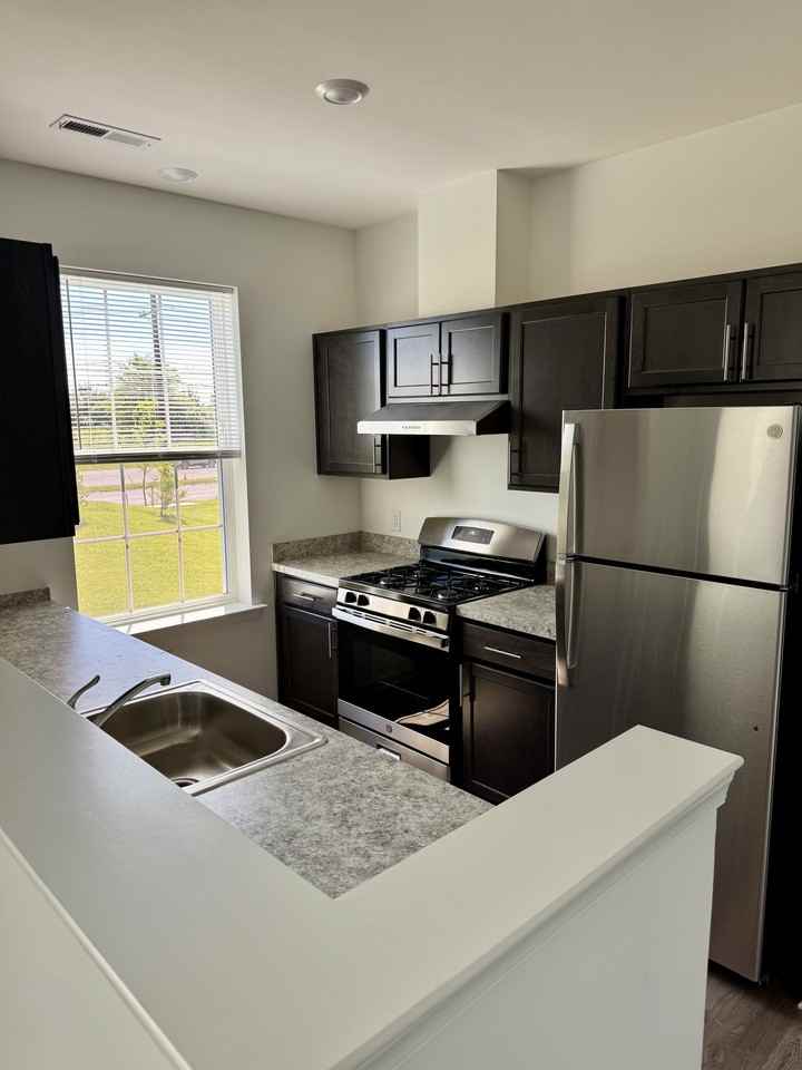1303 John Vanzandt Dr - Photo 4 of 7