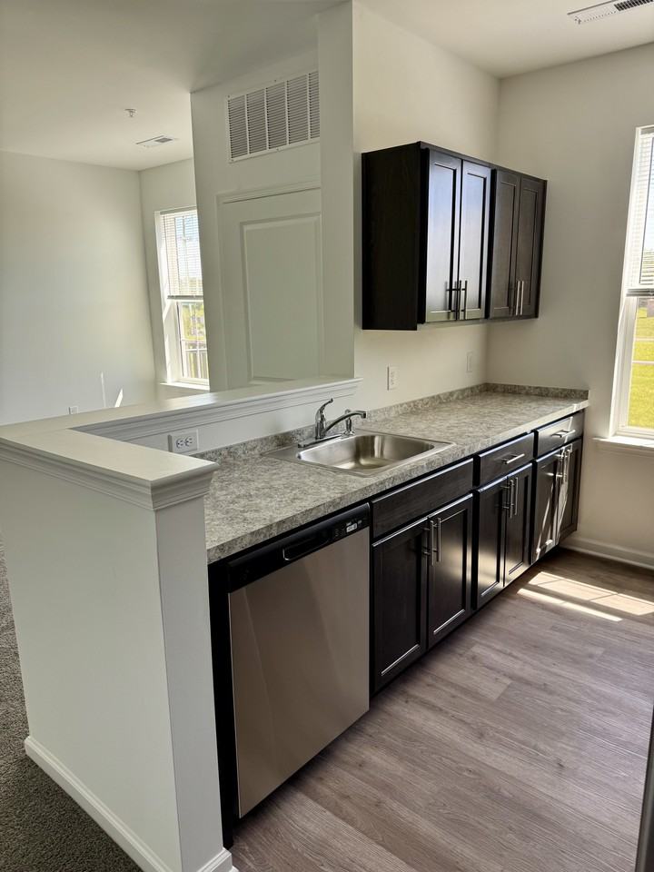 1303 John Vanzandt Dr - Photo 5 of 7