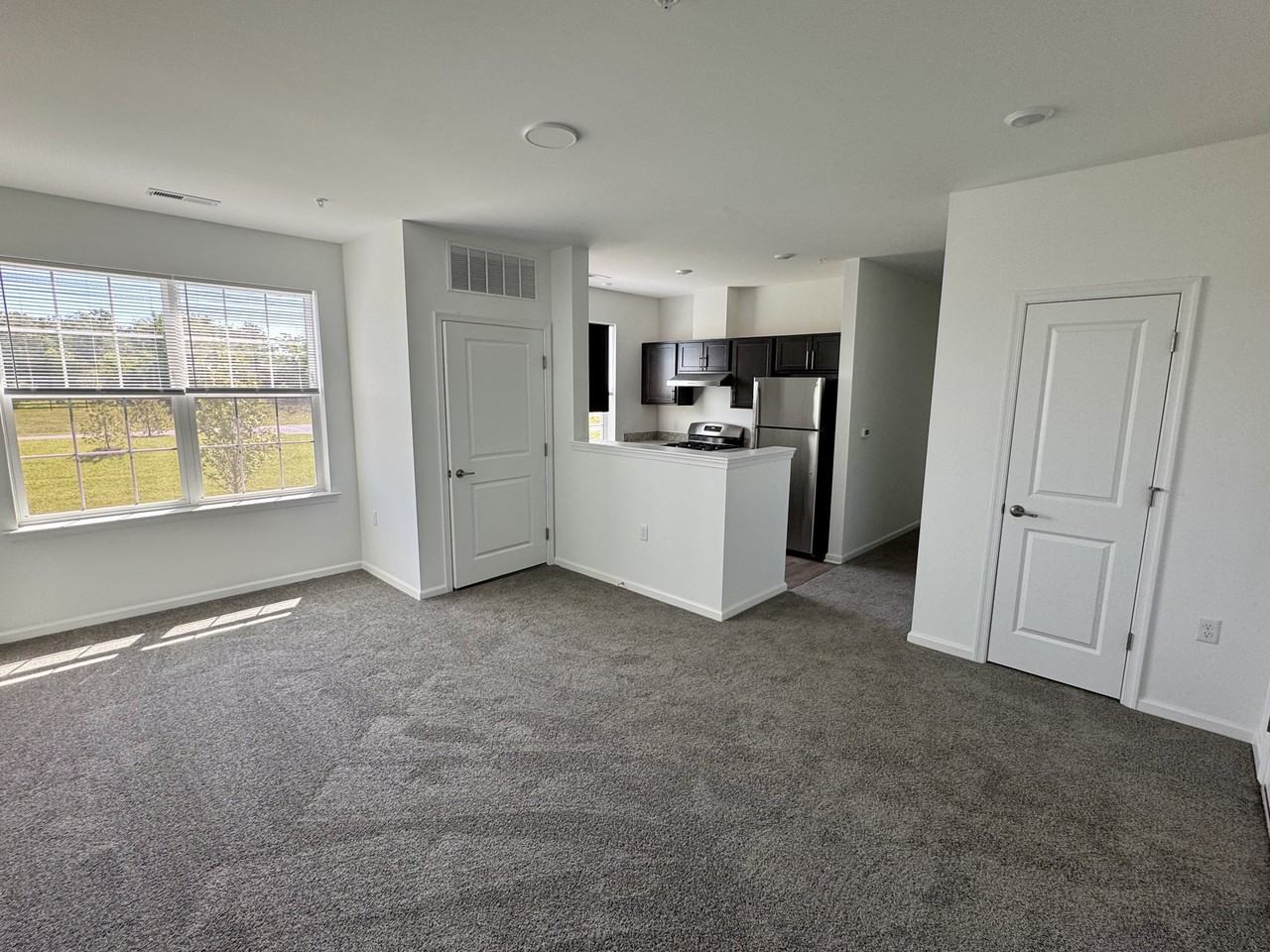 1105 John Vanzandt Dr - Photo 2 of 7