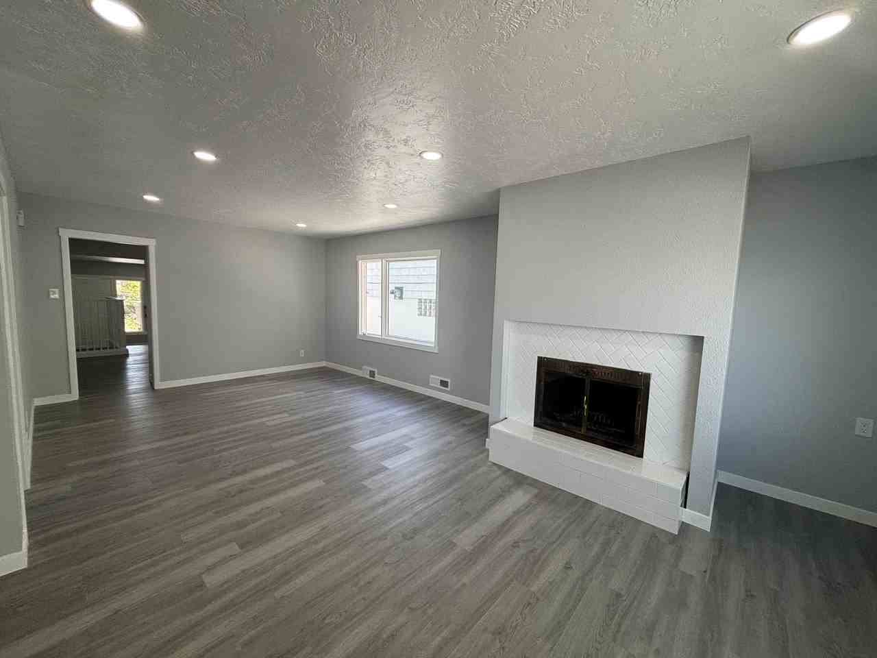 805 Rhode Island Ave - Photo 3 of 18