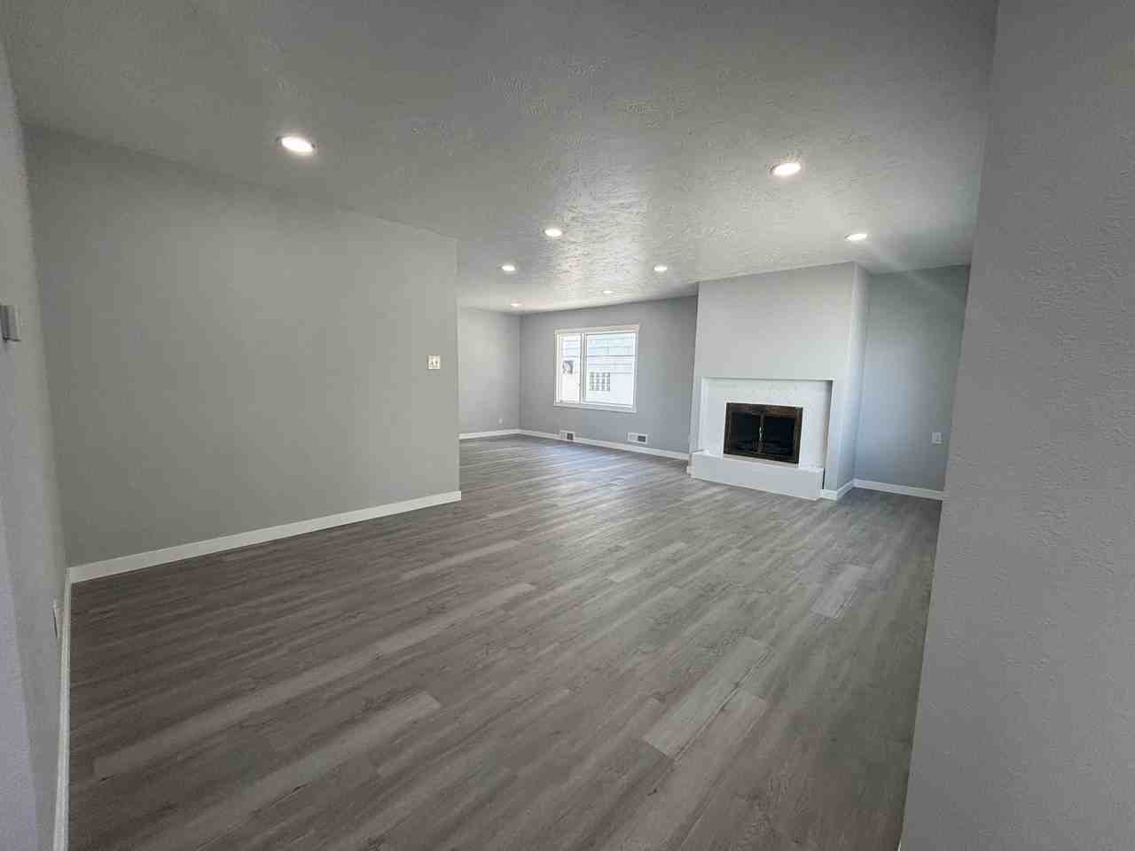 805 Rhode Island Ave - Photo 4 of 18