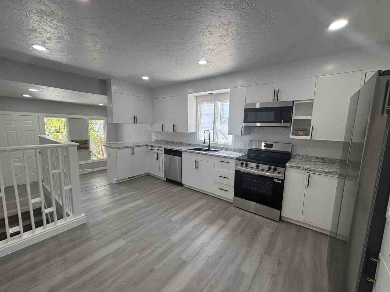 805 Rhode Island Ave - Photo 5 of 18