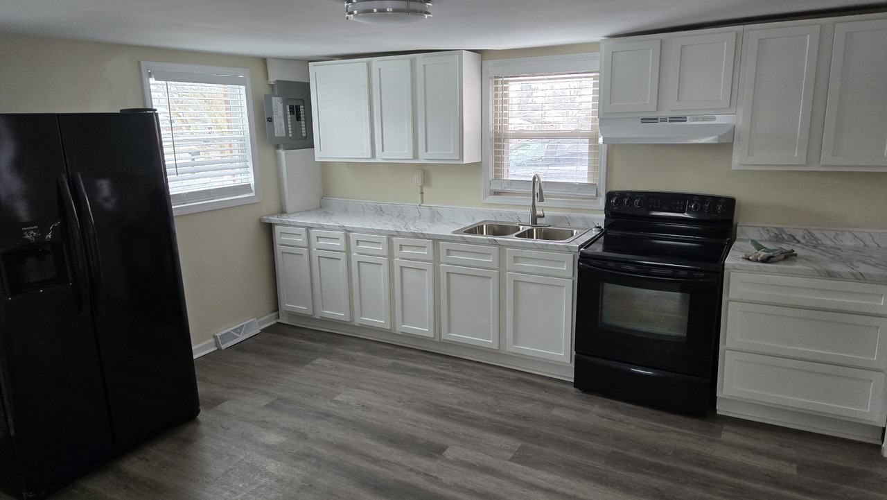 1717 Eastwood Ave - Photo 4 of 11