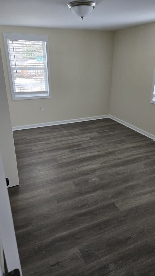 1717 Eastwood Ave - Photo 5 of 11