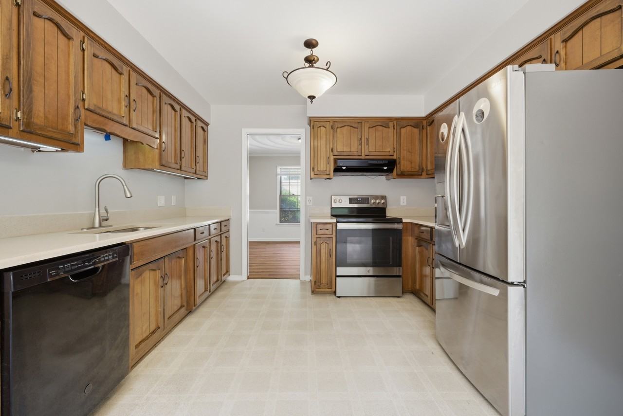 1441 Bayberry Pl - Photo 2 of 12