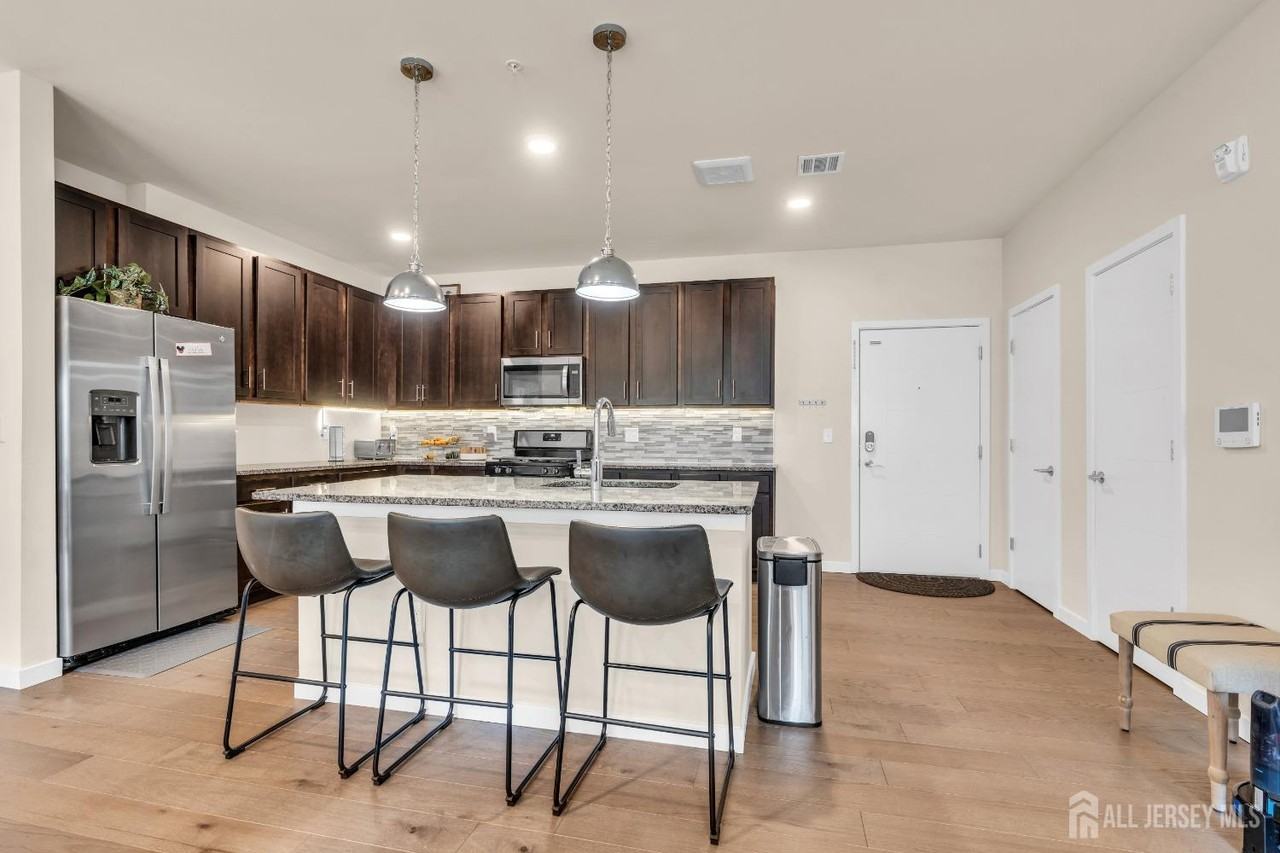 112 Lorhan Dr - Photo 3 of 23