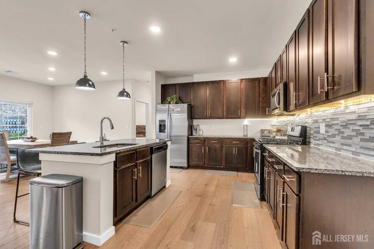 112 Lorhan Dr - Photo 4 of 23