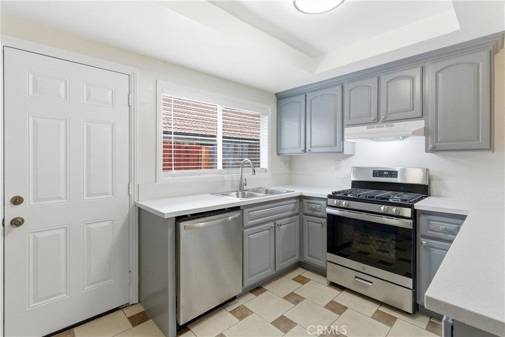 7082 Heil Ave - Photo 3 of 20