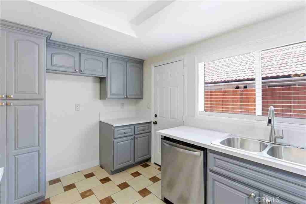 7082 Heil Ave - Photo 4 of 20