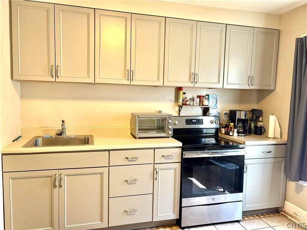 200 Lillian Ave - Photo 2 of 4